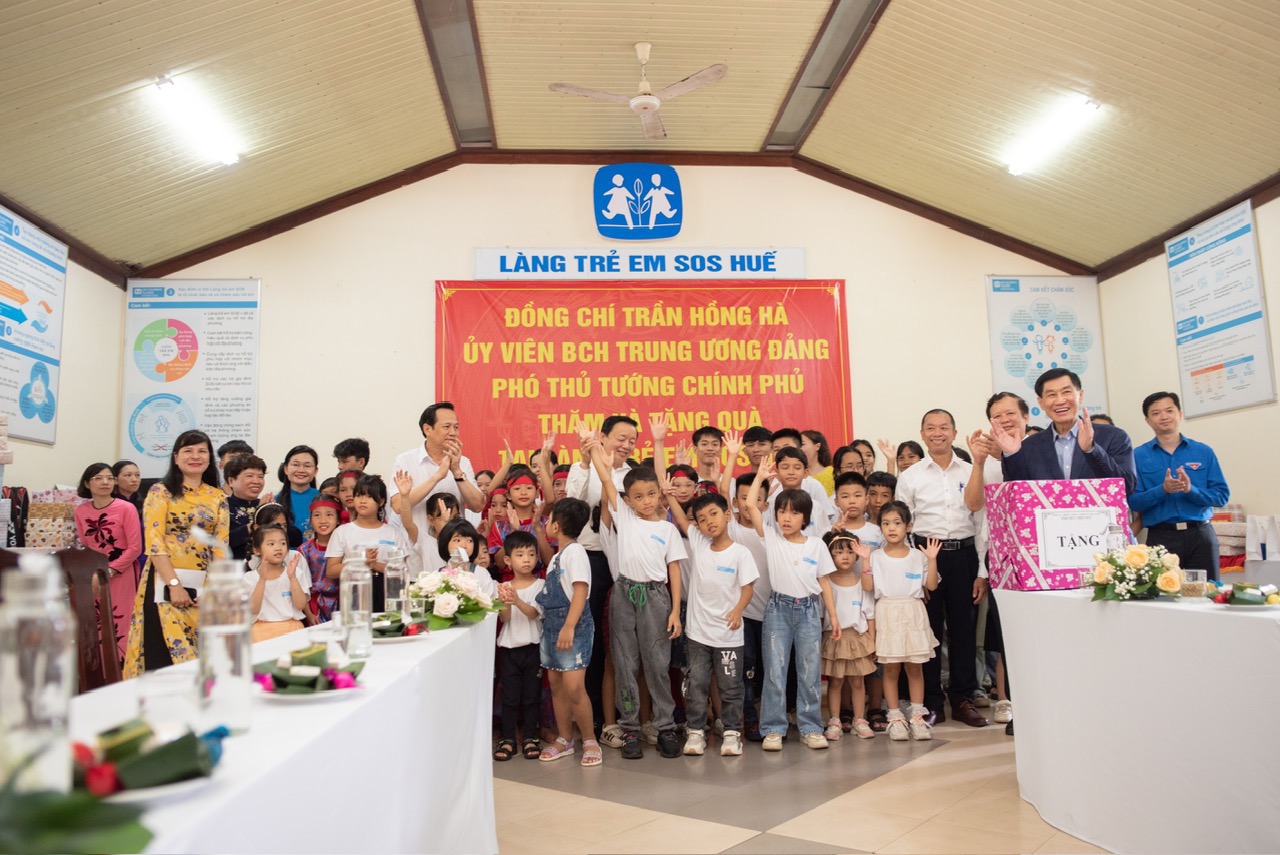 Ông Johnathan Hạnh Nguyễn tặng 1 tỷ đồng cho Quỹ Bảo trợ Trẻ em Việt Nam  trong lễ phát động tháng hành động vì trẻ em 2024